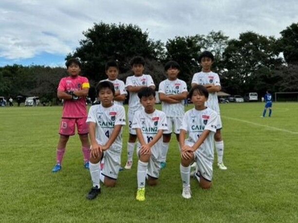 .
【U-12 試合結果⚽】
ミルクカップ第48回GTV U-12サッカー大会
📅 9/22（Sun)
🏟 玉村東部サッカー場
🏆予選リーグ第1節
🆚FC伊勢崎境ジュニア
⏰9:50kickoff
🔢 0-2（0-1、0-1）
📋●負け

🏆予選リーグ第2節
🆚アラジン FC
⏰13:10kickoff
🔢 6-2（2-2、4-0）
📋〇勝利

【U-12小林監督コメント💬】
予選リーグは1勝1敗のため突破出来なかった。
相手の勢いや、雨の日の戦い方など課題はあります。
ただビルドアップのところは上達してきている。
縦をのぞきながら横に揺さぶる事も増えてきて、今度は横に揺さぶるだけではなく縦パスをどこにどうやっていれるか、縦パスに対してのだれがどんな風に関わっていくかなどをトレーニングからやっていきたいと思います。

#thespa #ザスパ群馬 #ザスパ群馬アカデミー #ザスパ群馬U12