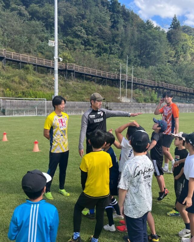 .
◤◢◤◢◤◢◤◢
 ⚽️イベント⚽️
◤◢◤◢◤◢◤◢

10/14(月祝)に長野原町民広場で開催されました「サッカー教室」において、木村直樹監督・森重信生選手・イ シフ選手・キム ハンヨン選手がコーチとして参加いたしました！

当日は、天候に恵まれ、汗ばむほどの暑さでした☀️
約20名ほどの子どもたちをグループ分けし、年代に合わせた内容でサッカーに触れてもらいました‼️
子どもたちからは、満面の笑みが多く見られ、サッカーを通じて運動することの楽しさを感じてもらえたと思います！

#ザスパ草津チャレンジャーズ