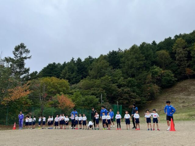 .
◤◢◤◢◤◢◤◢◤◢
 校内マラソン大会
◤◢◤◢◤◢◤◢◤◢

草津小学校の校内マラソン大会のお手伝いをしてきました🏃‍♂️

チャレンジャーズの選手は安全に運営するために先導や最後尾を走ることはもちろんですが、それ以外にも自ら進んで子供たちと一緒に走ったり声をかけたりと意欲的に参加しました！
子どもたちが頑張っている姿を通し、たくさんの勇気をもらいました🔥🔥

#ザスパ草津チャレンジャーズ
#草津温泉