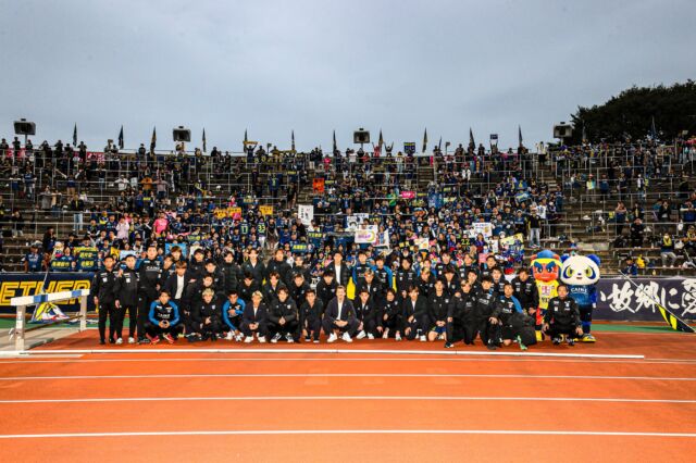 .
【#MatchPhoto】
.
📅10/27.sun
第36節vs #徳島ヴォルティス
0ｰ2 ⚫︎ Lose
.
栃木とのダービーから1週間後に迎えた今節。スタメンに #細貝萌 選手を起用、#河田篤秀 選手が2試合ぶりにメンバー入りを果たし徳島とのホームゲームに臨みました。
ホーム最終戦、そして4日前に発表した細貝選手の現役引退で今節はどうしても勝利が欲しいザスパは立ち上がりから #天笠泰輝 選手や #川本梨誉 選手がシュートチャンスを迎えますがゴールはならず。逆に31分にコーナーキックから先制を許しハーフタイムを迎えます。仕切り直してビハインドを埋める戦いをしたいところでしたが、後半開始直後の46分に2点目を奪われてしまいます。その後、#和田昌士 選手や #山中惇希 選手といった前線の選手を投入しながらゴールを目指していきますが、相手ゴールネットを揺らすことは出来ずタイムアップ。2024シーズンのホーム最終戦は黒星で終える形となりました。
.
自動降格圏内、そして20位という順位も確定した中でも欲しい勝利という結果を貪欲に追求していきましたが、届きませんでした。試合前の時点でシーズンを通じてホームが1勝、細貝選手の群馬でのラストマッチ、そしてこの結果でシーズンを終えていく状況でも変わらず応援して下さる皆さまの想いに応える試合を見せなくてはいけない、全員がその想いを胸に試合に臨みました。決してそこに嘘はなく、勝点3を目指しましたがそう簡単に結果に届くほど勝負は甘くありませんでした。なかなかゴールを奪いきれない試合が続くチームにとって、もったいない形での2失点が重くのしかかり、逆転をするのは困難ではありました。だからこそ先手を取られたくないのですが、どうしてもそういう試合が続き、結果として勝点を落としてしまう試合がここまでにいくつもありました。今節もそういった試合だったかと思います。
.
とはいえ終わってしまった試合については結果を変えることは出来ません。これまでどれだけの試合を勝てなかったのかと言われたらそれまでですが、とにかく次の試合での勝利を目指していくことしか今は出来ません。試合後のホーム最終戦セレモニーで厳しい声を頂いたことを真摯に受け止め、今できることに全てを注ぎ、少しでも良い形でシーズンを締め括れるようまた準備を重ねていきます。
.
今節もそれぞれの場所で共に戦って下さった皆さま、ありがとうございました。
.
▼NEXT MATCH▼
🏆明治安田J2リーグ 第37節
🆚 #大分トリニータ
🏟️ #レゾナックドーム大分
📅 2024.11.3.sun
🕑 14:00kickoff
.
#ザスパクサツ群馬 #ザスパ群馬 #thespa #everonward #EVOLUTION_TOGETHER #サッカー #Jリーグ #jleague #明治安田J2リーグ #J2 #mygunma #forgunma