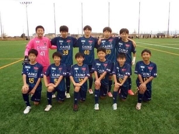 .
【U-13試合結果⚽】
GuFAユースリーグU13トップリーグ
🏆第3節
🆚アスブロンサ高碕FC
📅11/17（Sun)
⏰16:00kickoff
 🏟 GCCザスパーク
🔢2-0（0-0、2-0）
📋〇勝利
【U-13石井コーチコメント💬】
GuFAユースU13トップリーグ第3節アスブロンサ高碕FC戦でした。
前回の敗戦から、試合の入り方や集中力はすごく感じられました。
お互い、自分達のスタイルでゲームを進める展開の中、前半チャンスメイクはするが、得点に繋げることができませんでした。
ハーフタイムには、シュートの本数を増やそう、チャンスを活かそうと話しました。
後半、守備の時間帯が続き、途中怪我人などでアクシデントがある中、交代選手も含めて総力戦だと思いました。
現状、怪我人や体調不良で6名欠けてチーム状態、雰囲気などを含めると良い状況ではありませんでしたが、ポジティブに働きかけよう、今いるメンバーで全力で戦おうと思っていました。
残り5分切った所で、待望の先制点を取ることができました。更には、終了間際に追加点が入り、そのまま試合終了となりました。
個人、チームとしては課題がたくさんあると思いました。
もっと、貪欲差、向上心、謙虚心などプレー面でも人間性がすごく大切だと改めて感じました。
常に、目を向けるのは人ではなくて、自分自身だと思うので、選手達にも根気強く伝えていこうと思います。
今回もたくさんのご観戦とご声援ありがとうございました。
#thespa #ザスパ群馬 #ザスパ群馬アカデミー #ザスパ群馬U15