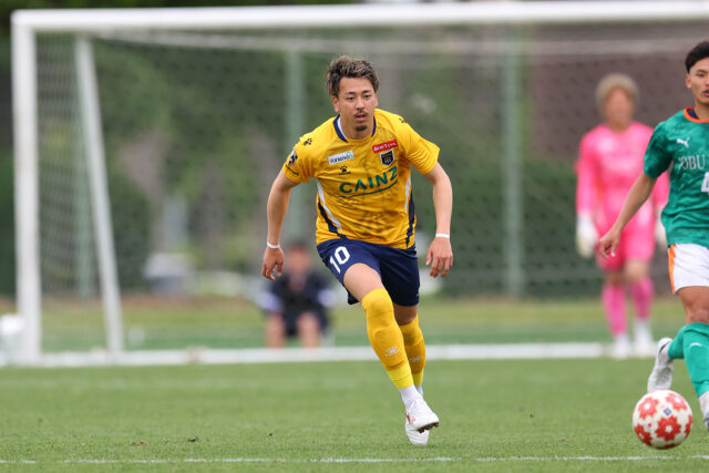 🏆第30回群馬県サッカー協会長杯サッカー大会決勝戦兼天皇杯JFA第105回全日本サッカー選手権群馬県代表決定戦
#ザスパ群馬 6-0 #上武大学

【得点者】
#田中翔太 ② #田頭亮太 #菊地健太 #小野関虎之介 #髙澤優也 

🗣️髙澤選手のコメント
『点を取ろうという意識しかなかったので、点をとれたこと自体は良かったですが、もっとチャンスはあったのに追加点を取れなかったのは、反省点だと感じています。
次のホームも大事な試合だと思うので、目に見える結果でアピール出来たらと思います。』

🗣️小柳選手のコメント
『早く点を取りたい所でリーグ戦よりはアバウトなボールが増えましたが、そこも含めてしっかりと戦って先制点や追加点が取れましたし、グラウンドが悪い中でもしっかりと繋げて落ち着いて前進できていたので、勝利に繋がったのかなと思います。』

🗣️新井選手のコメント
『緊張もありましたが、出た時に良いプレーをしたいという強い思いもありましたし、すごくいろいろな思いがある試合でした。局面で戦えている部分もありましたが、技術や判断、メンタル等まだまだ足りない未熟な部分が多く出た試合だと感じています。味方とのコミュニケーション等自分一人ではできない部分も多いので、連携をもっと大切にすればプレーの幅も広がるし、得点やアシストに関わっていけるのかなと感じています。』

🗣️田中選手のコメント
『風が強くいつもと違うグラウンドの中で早めに先制点を取らないと難しい試合になると思っていたので、普段から練習しているヘディングで先制点が取れて良かったと思います。
FWとしてゴールを決められない期間が長かったので、今日のゴールはすごい嬉しかったですが、やっぱりリーグ戦で出場してゴールを決めたい気持ちがあるので、もっともっと普段の練習から決定力の向上にこだわって、チャンスが来ればゴールを決めきるところにこだわって練習していきたいと思います。』

#thespa
#ChasingGlory