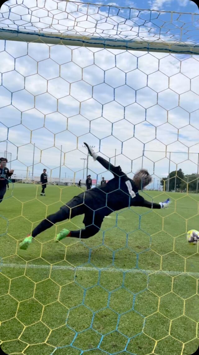 至近距離の神セーブ連発⁉️とある日の全体トレーニング終了後の岡山塾GKセーブ編

#thespa #ザスパ群馬 #ChasingGlory #セーブ #GK #ゴールキーパー